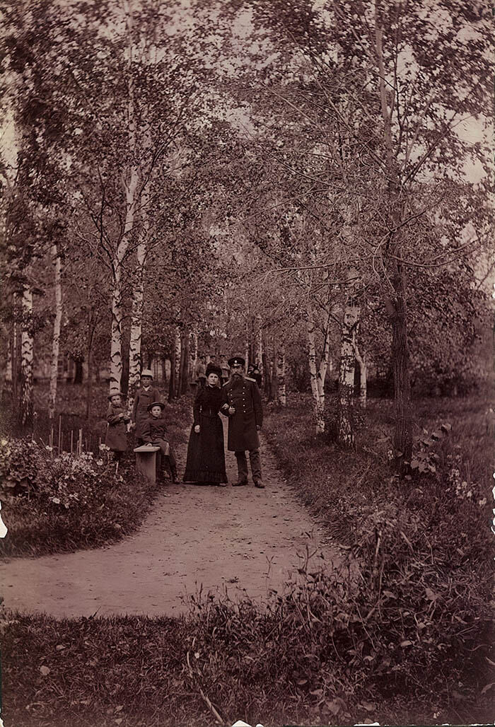 Сентябрь 1893 год. В парке Ижевска с семьей