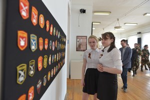 На выставке смотрят шевроны кадетов